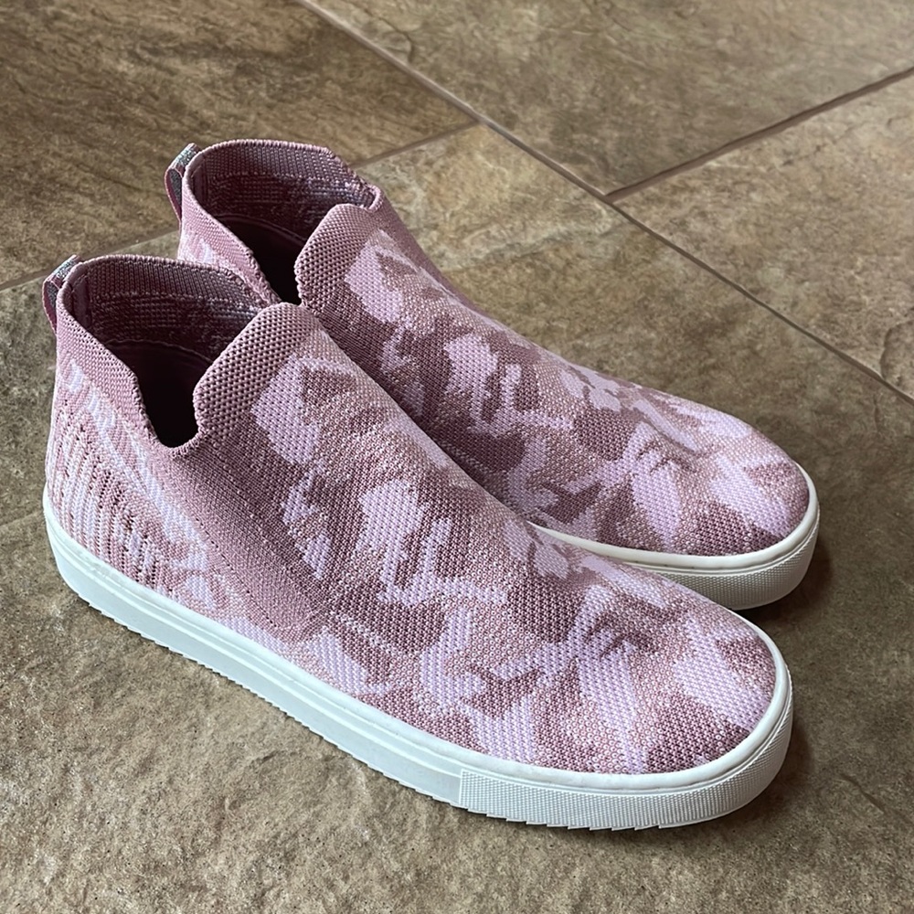 + nwot + WONDER NATION Pink Camo Sneakers